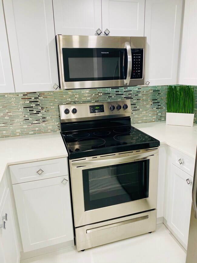 Building Photo - 8615 NW 5th Ter