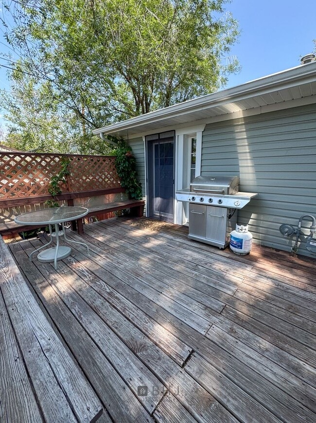 Building Photo - NEWLY UPDATED 2 BED/ 1 BATH SINGLE FAMILY ...