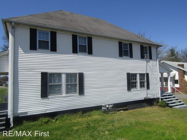 Building Photo - 2 br, 1 bath House - 303 N. Houston St.