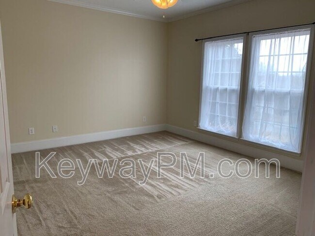 Building Photo - 4890 Somerset Dr