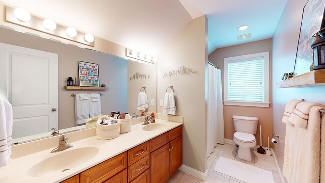 Building Photo - 3 Bed/4.5 Bath Crescent Hill Charmer with 2 Car Garage