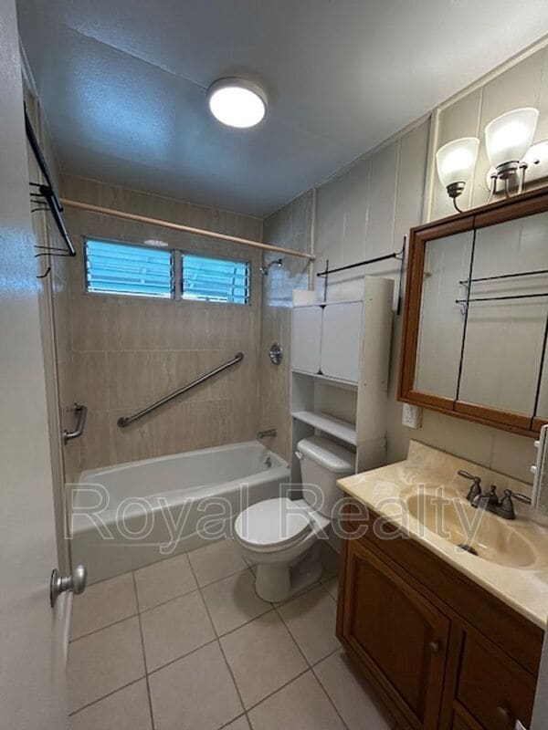 Building Photo - 1380 Uila St