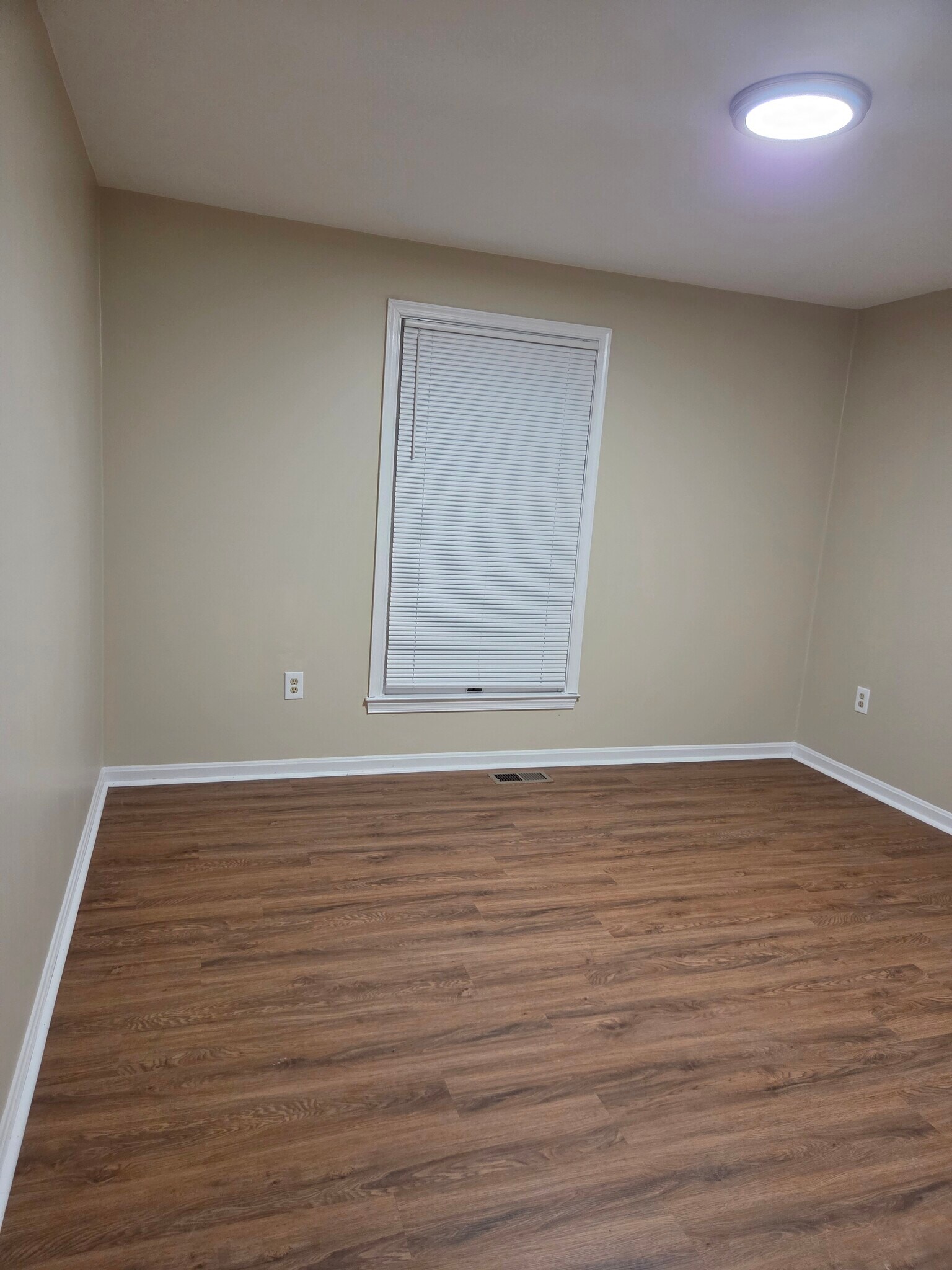 Building Photo - 4239 Glenn Dale Rd