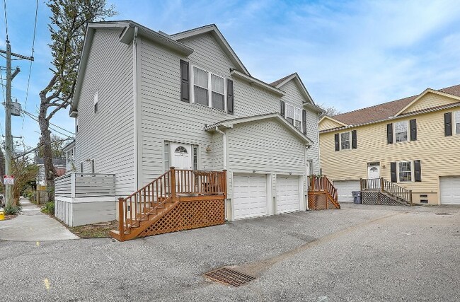 Building Photo - 2 BD Townhouse in Downtown Charleston- 1st...