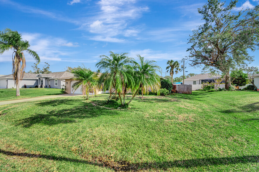 Building Photo - 561 Cabana Rd