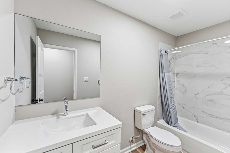 Building Photo - 1121 Edgewood Dr