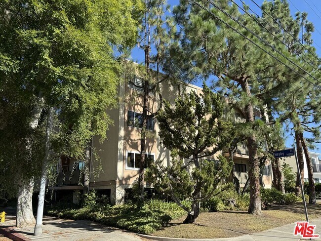Building Photo - 14850 Hesby St