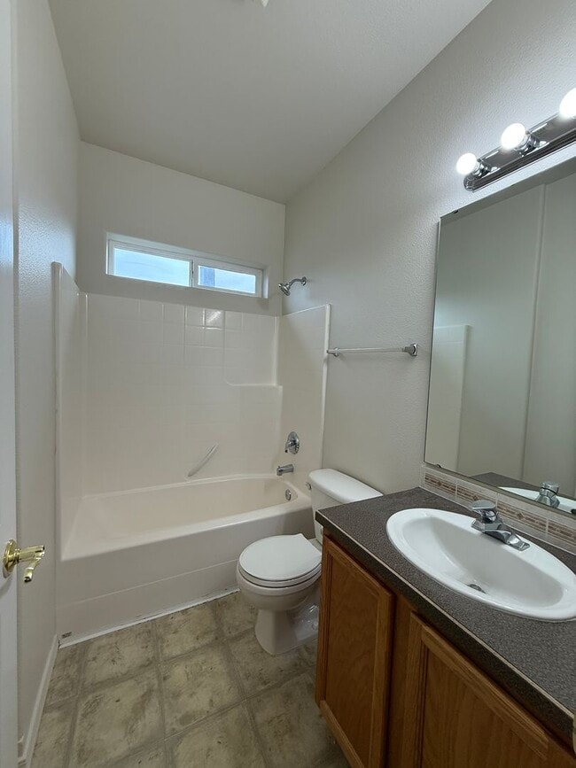 Building Photo - 3 bed, 2 bath Single Level Home