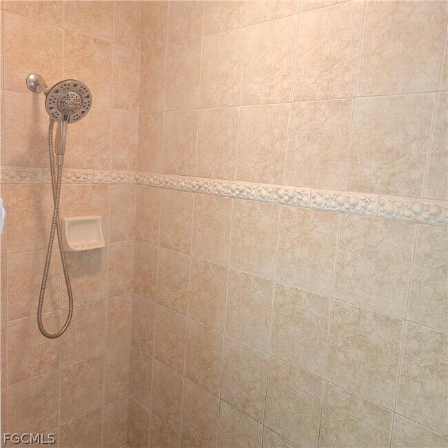 Building Photo - 3315 SW 8th Ct