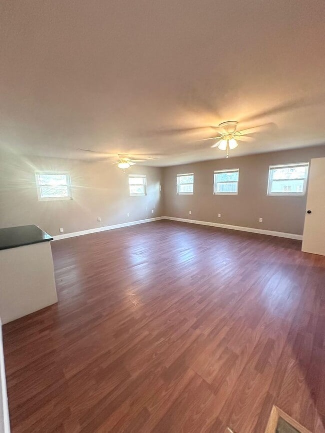 Building Photo - 3 Bed 2.5 Bath Ready To Rent ASAP!