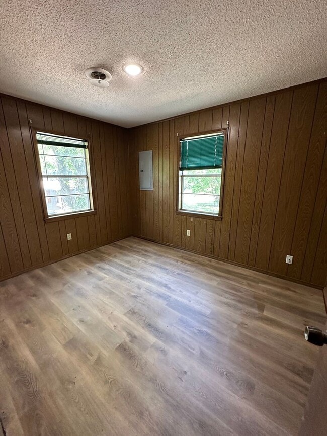 Building Photo - 4 BED 2 FULL BATH