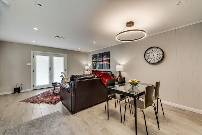 Building Photo - 3 Bedroom 2 Bathroom 2 Car Garage Duplex i...