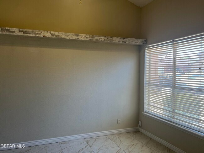 Building Photo - 541 Sun Ray