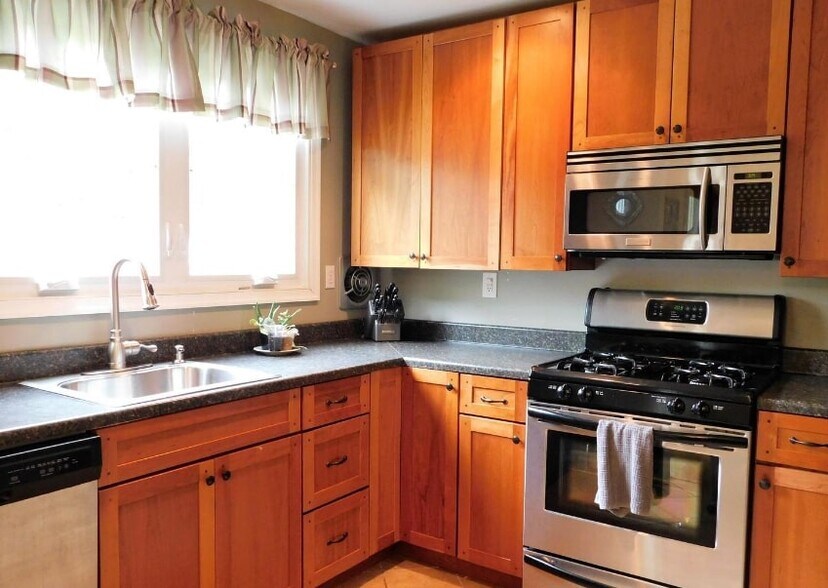 Building Photo - 2208 Jamaica Dr