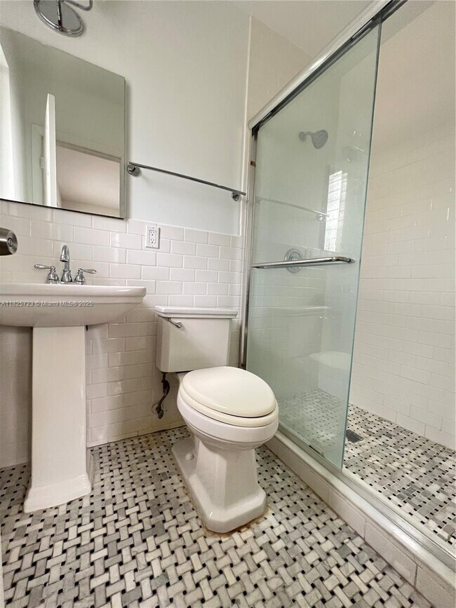 Building Photo - 2 bedroom in Miami FL 33138