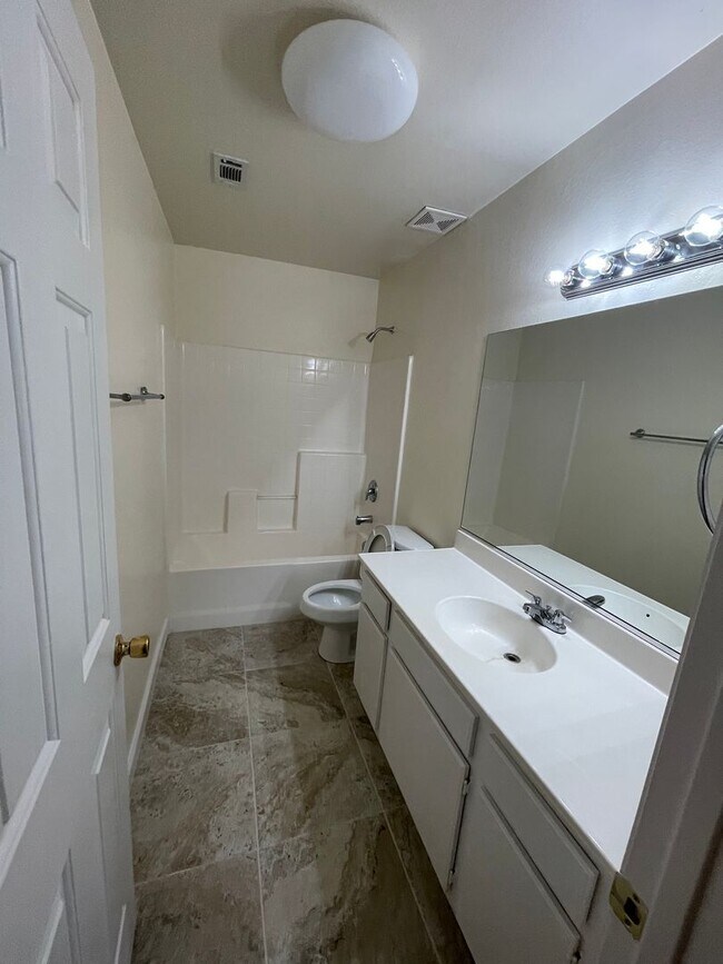 Building Photo - Apple Valley Home in The Vineyards- 3 Bedrooms, 2 Bathrooms, 2 Car Garage, New Flooring