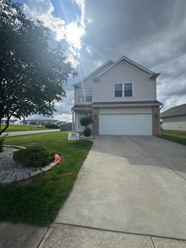 Building Photo - Three Bedroom Home with Fenced in Yard!