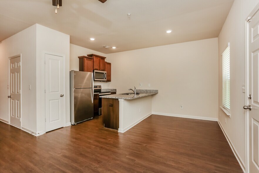 Building Photo - 408 Highwood Ln