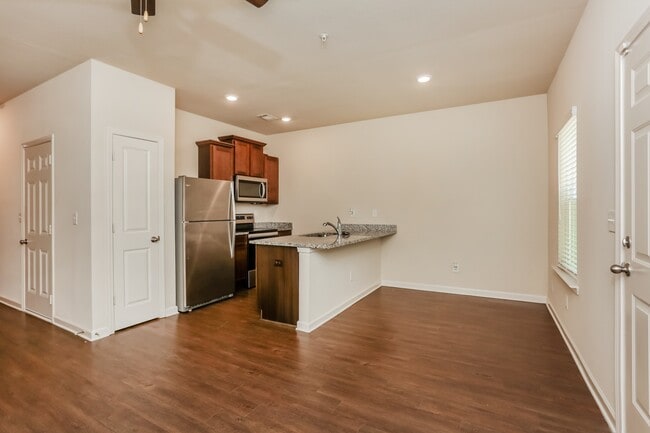 Building Photo - 408 Highwood Ln