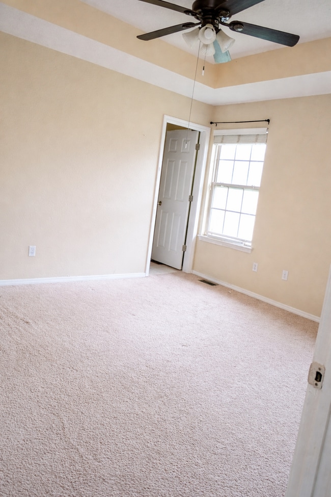 Building Photo - Spacious 3 Bed, 2 Bath Duplex in Prime Ozark Location