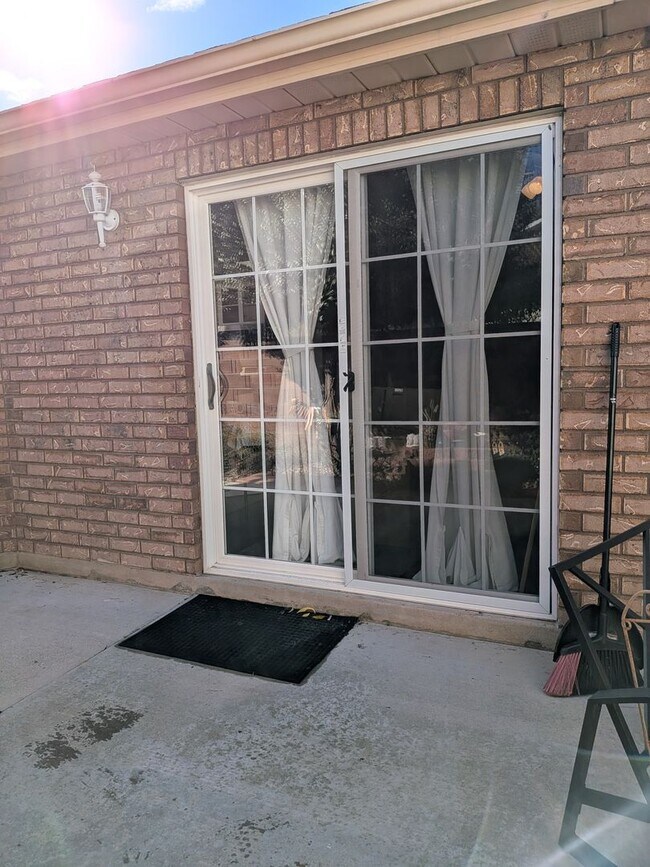 Building Photo - Low-Maintenance Living in the Heart of St. George