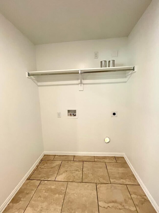 Building Photo - 914 Indian Plns Rd