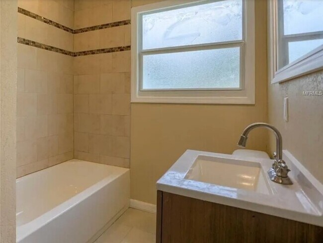 Building Photo - Home For Rent in St Petersburg!