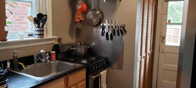 Building Photo - 3322 Stuart Ave