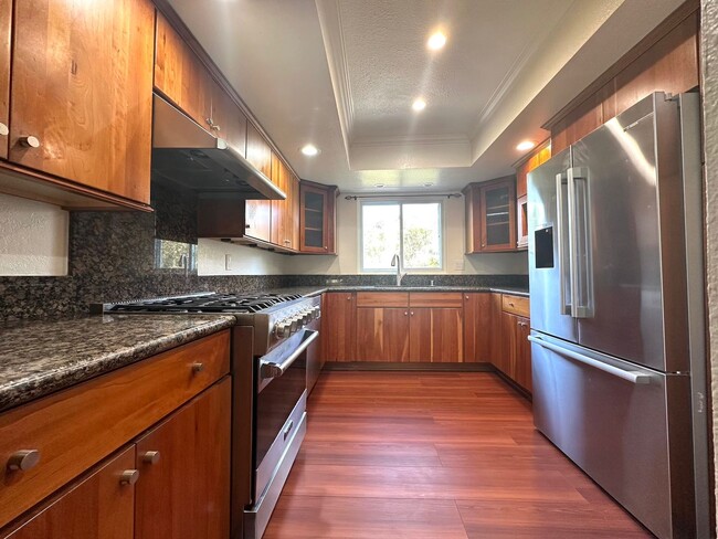 Building Photo - Spacious 3-Bedroom Condo for Rent in UTC –...