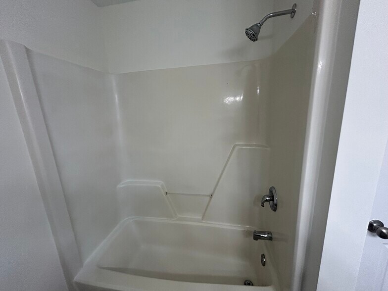 Building Photo - 151 Whispering Glen Cir