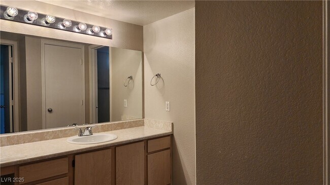 Building Photo - 555 E Silverado Ranch Blvd