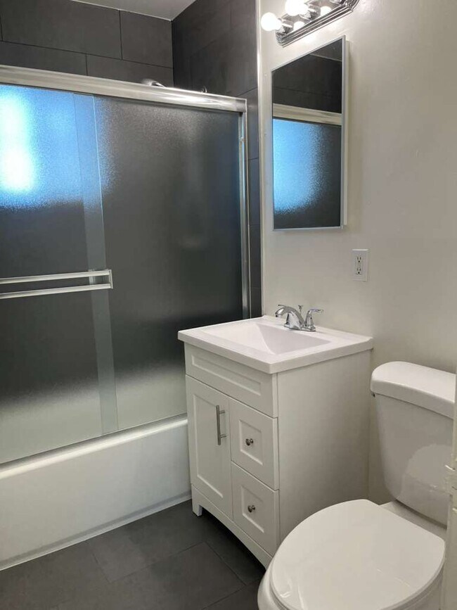 Building Photo - 1015 W Olive Ave