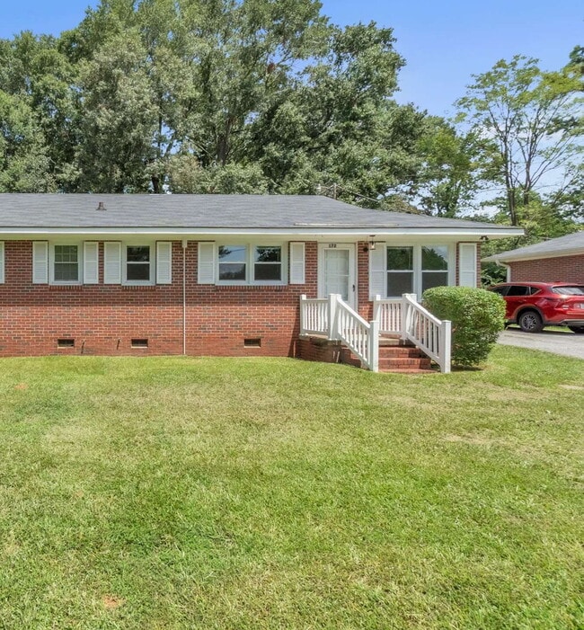 Building Photo - Newly renovated 2 BR / 1 BA Duplex in hear...