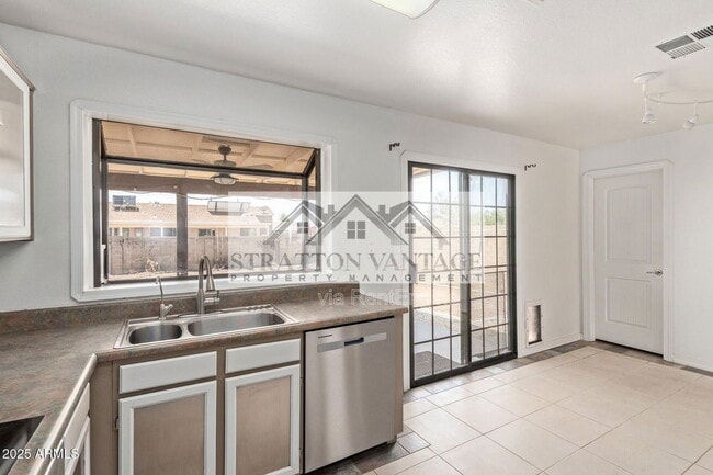 Building Photo - 733 E Halifax St