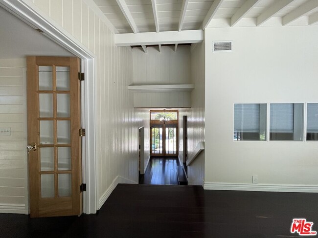 Building Photo - 5320 Palm Dr