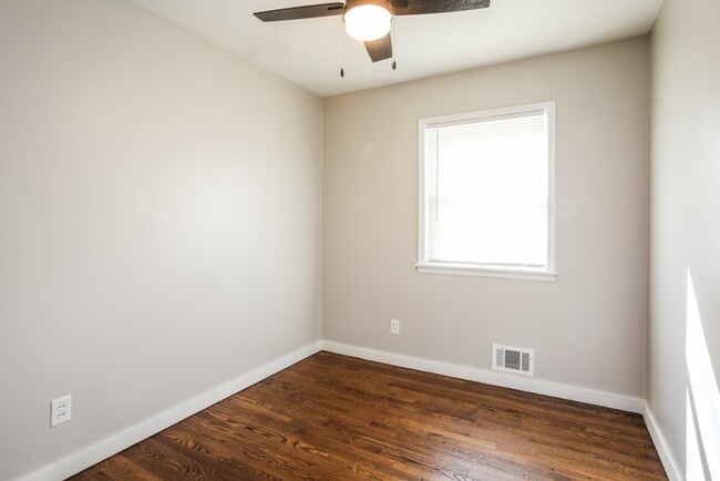 Building Photo - Cute 3 Bedroom