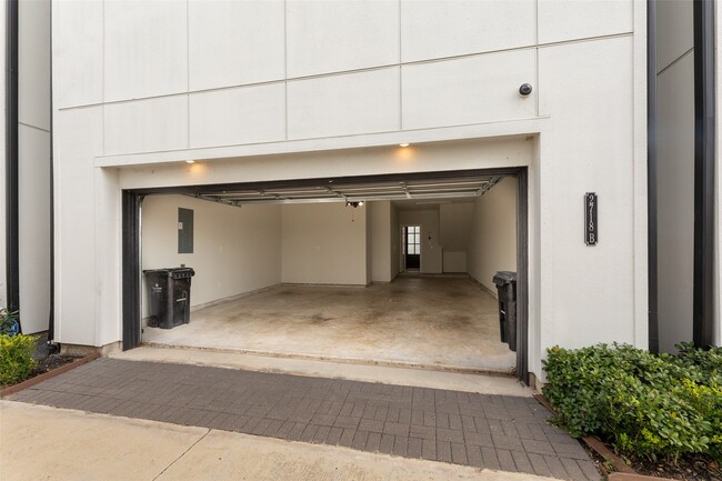 Building Photo - 2718 Grand Fountains Dr