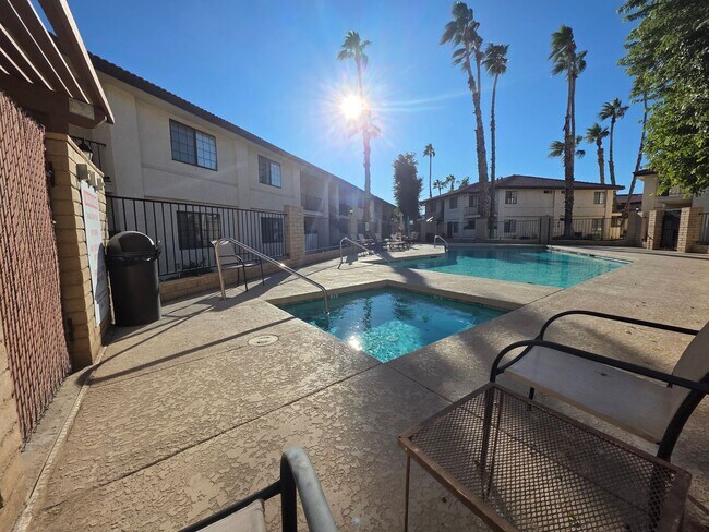 Building Photo - Charming 2 bedroom condo