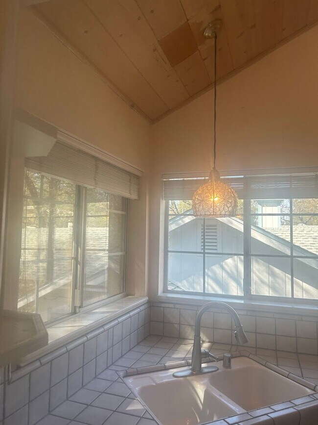 Building Photo - Beautiful Lake Wildwood Home with private back yard.