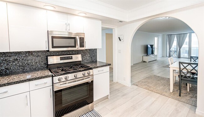 Building Photo - 3140 S Ocean Dr