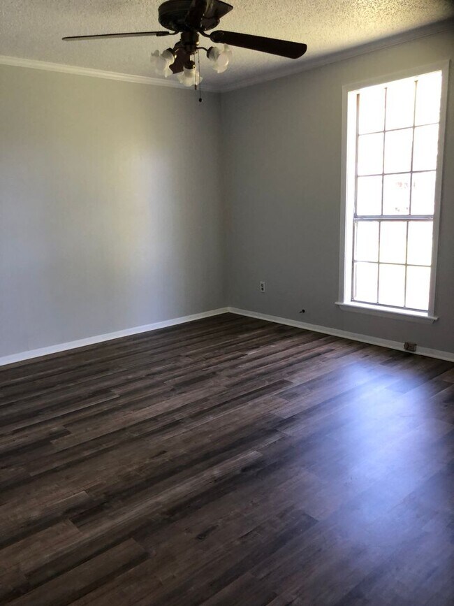 Building Photo - Move In Specual Large Duplex in a quiet cul-d-sac close to VA hospital