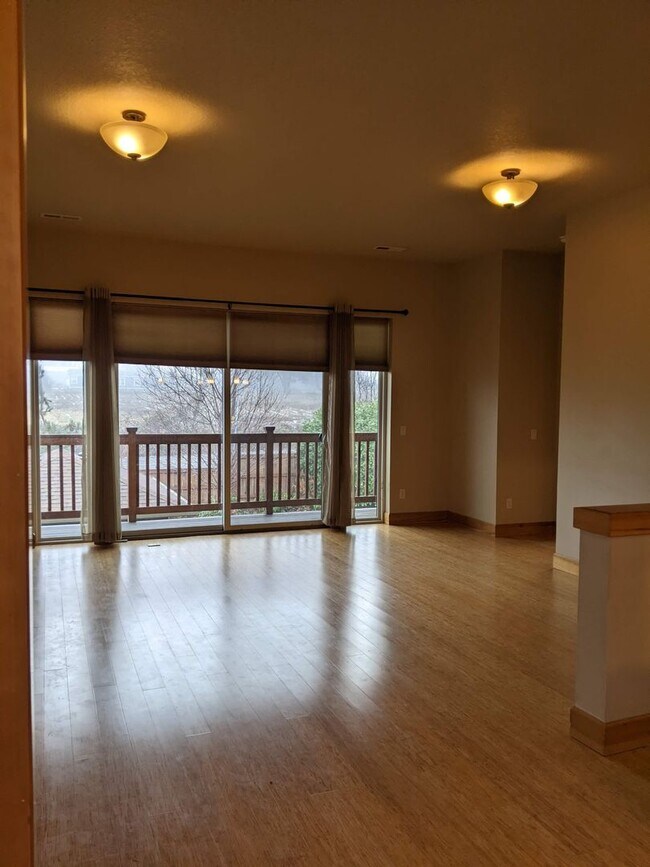 Building Photo - 675 Larch Ct