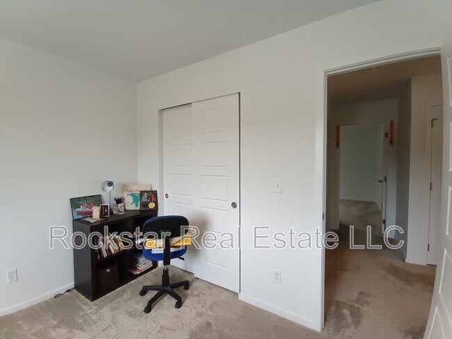 Building Photo - 109 W Goldenrod Ave