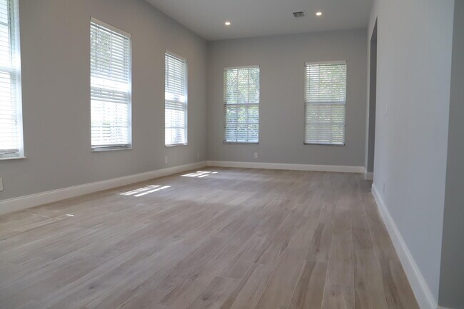 Building Photo - 806 NW 82nd Pl
