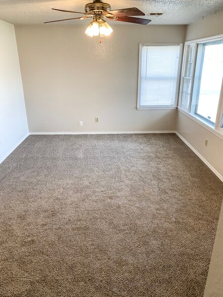 Building Photo - 4509 N Rockwell Ave