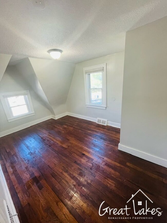 Building Photo - $200 OFF FIRST MONTH'S RENT - Beautiful 3 ...