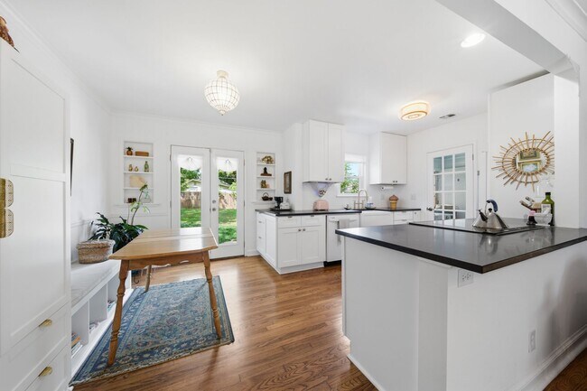 Building Photo - Charming 2-Bedroom, 1-Bath Home in Midtown