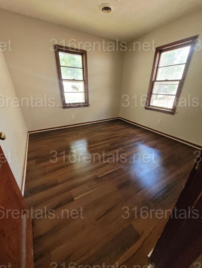 Building Photo - $825 - 2 bed 1 bath - Single Family Home
