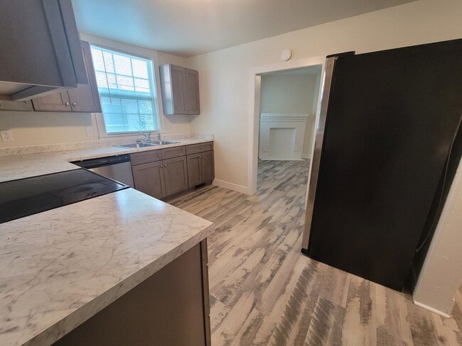 Building Photo - Newly renovated 4 bed 2 bath home in the h...