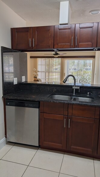 Building Photo - 6909 Lake Place Ct